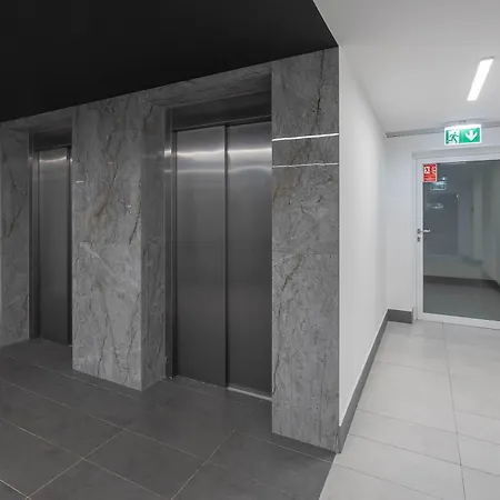 Apartment Air Conditioned In With Parking, Desk And Bathtub By Renters