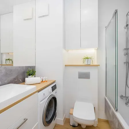 Air Conditioned In With Parking, Desk And Bathtub By Renters Warsaw