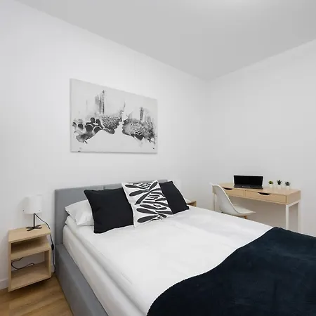 Air Conditioned In With Parking, Desk And Bathtub By Renters