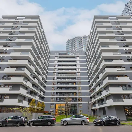 Air Conditioned In With Parking, Desk And Bathtub By Renters * Warsaw