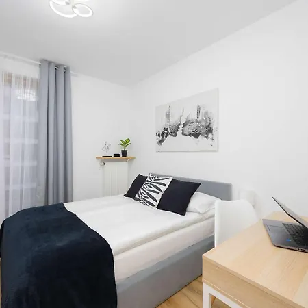 Air Conditioned In With Parking, Desk And Bathtub By Renters