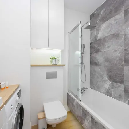 Air Conditioned In With Parking, Desk And Bathtub By Renters