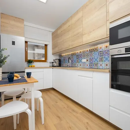 Apartment Air Conditioned In With Parking, Desk And Bathtub By Renters
