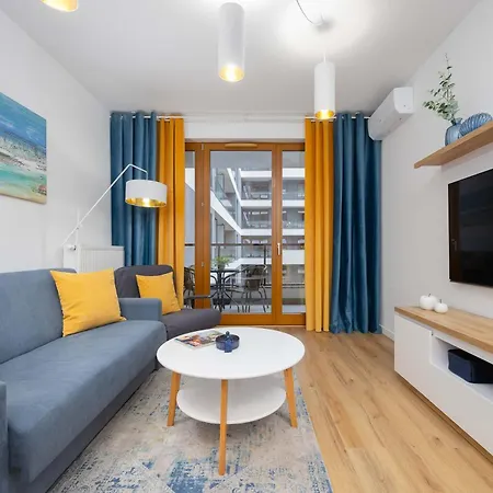 Air Conditioned In With Parking, Desk And Bathtub By Renters Apartment *