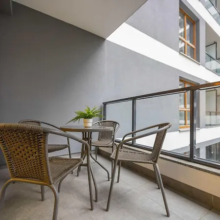 Air Conditioned In With Parking, Desk And Bathtub By Renters *