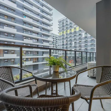 Apartment Air Conditioned In With Parking, Desk And Bathtub By Renters *