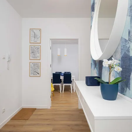 Apartment Air Conditioned In With Parking, Desk And Bathtub By Renters