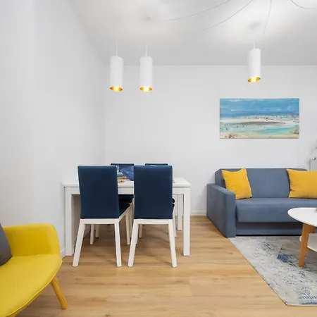 Apartment Air Conditioned In With Parking, Desk And Bathtub By Renters