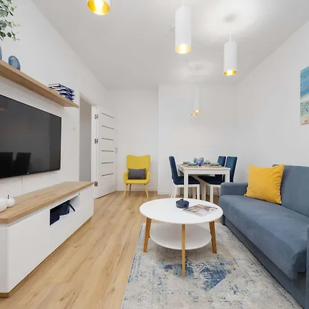 Apartment Air Conditioned In With Parking, Desk And Bathtub By Renters *